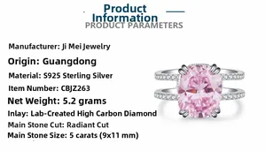 Détails macro d'une bague en argent 925 avec diamant rose 5ct taille radiant