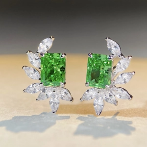 Boucles d'oreilles émeraude élégantes avec diamants blancs marquise sur argent