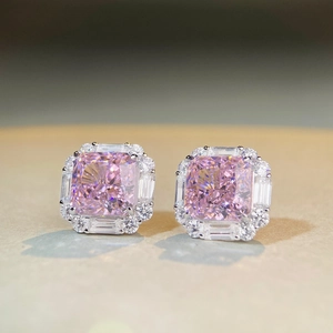 Dettaglio di orecchini a lobo quadrati con diamante rosa taglio radiant in argento S925