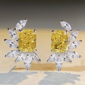 Orecchini a perno con pietre gialle taglio radiant e halo di zirconi in argento S925