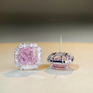 Orecchini a lobo in argento S925 con gemma rosa taglio radiant e contorno di diamanti