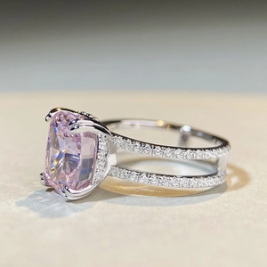 Détail macro du zircon rose taille glace avec anneau serti de diamants étincelants
