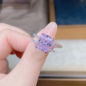 Vue macro d'un zircon rose taille coussin avec double anneau pavé sur bague en argent S925