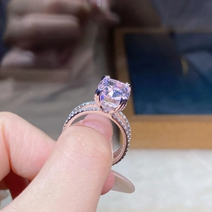 Détail d'une bague avec zircon rose taille coussin et monture pavée en or rose