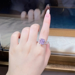 Détail d'une bague en argent S925 avec zircon rose ovale et double rangée de petits diamants
