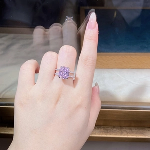 Détail bague argent S925 avec zircon rose taille fleur de glace et double anneau pavé