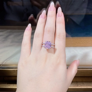 Gros plan sur bague en zircon rose coupe coussin avec anneau argenté double pavé