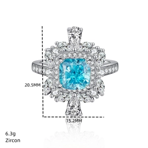 Détail de bague en argent S925 avec zircon bleu taille coussin et halo floral brillant