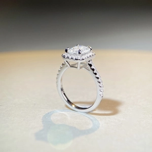 Vue latérale macro de la bague en argent S925 avec moissanite taille radiant et pavé