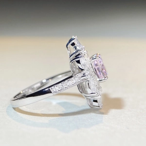 S925 Sterlingsilber Ring mit großem rechteckigen rosa Edelstein und Diamant-Halo-Effekt