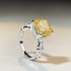 Lussuoso anello in argento S925 con zircone giallo taglio cushion e fascia incrociata pavé