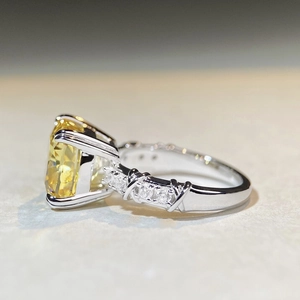 Anello incrociato in argento S925 con zircone giallo rettangolare e pietre laterali lucide