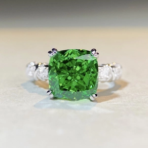 Elegant emerald-cut green gemstone ring in 925 sterling silver with vintage engraving