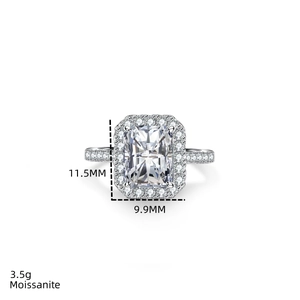 Détail macro d'une bague en argent S925 avec moissanite taille radiant de 3 carats et halo