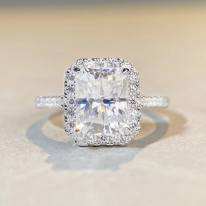Macro d'une bague moissanite 3ct taille radiant avec halo et anneau en argent pavé