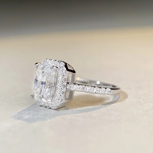 Bague luxueuse en argent S925 avec une moissanite de 3 carats taille radiant et design halo