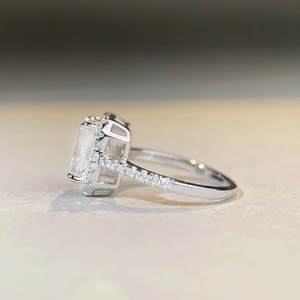 Bague en argent massif S925 avec moissanite taille radiant 3ct et entourage diamant