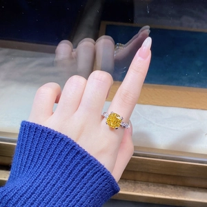 Dettaglio anello di lusso con zircone giallo taglio cushion e accenti di diamanti