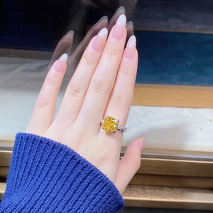 Dettaglio anello con diamante giallo taglio cushion e micro-pave su fascia in argento