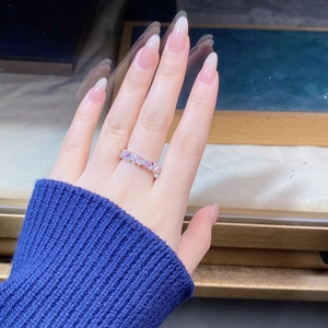 Gros plan d'une bague en argent S925 avec pierres rectangulaires roses et zircons blancs