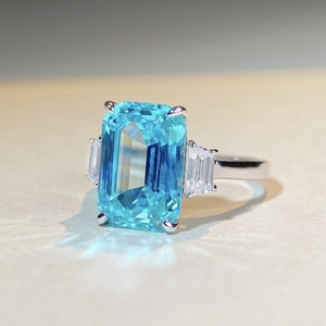 Elegant 925 silver ring with large emerald-cut aquamarine blue stone and side trapezoid gems