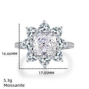 Détail macro de la bague fleur en moissanite taille coussin et pierres poires