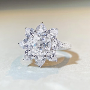Macro d'une bague tournesol en moissanite avec détails de pierres en forme de poire
