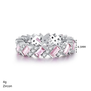 Détail de bague en argent 925 avec zircons roses et largeur de bande de 4,5 mm