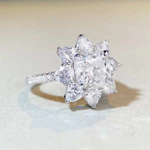 Bague luxe en moissanite 2,5 carats taille coussin avec halo tournesol en or blanc