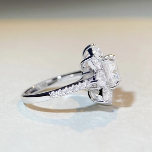 Bague moissanite tournesol avec pierre centrale taille coussin 2,5 carats en argent