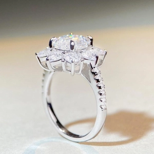 Bague tournesol en moissanite 2,5 carats avec sertissage floral luxueux en argent poli