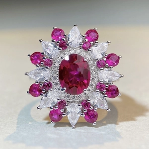 Bague fleur de luxe en argent S925 avec rubis ovale et pétales en zircon scintillants