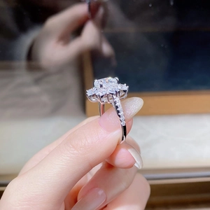 Vue macro d'une bague moissanite en forme de tournesol avec halo de diamants sur argent