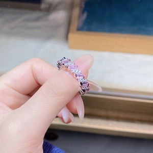Gros plan sur bague en argent S925 avec pierres roses coupe émeraude et diamants