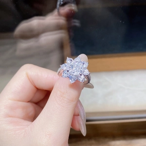 Détail d'une bague tournesol en moissanite de 2,5 carats avec pierre centrale carrée