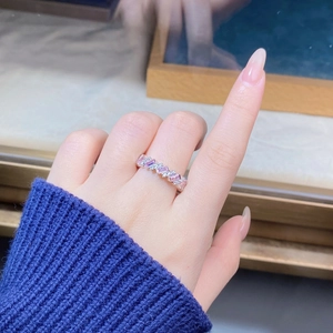Détail d'une bague en argent s925 avec diamants roses taille émeraude et blancs ronds