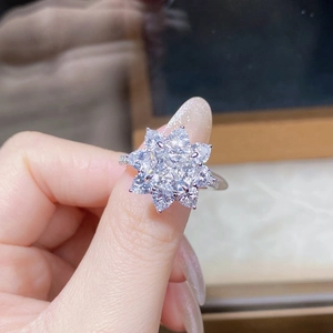Gros plan d'une bague en moissanite tournesol avec centre carré et pierres en goutte