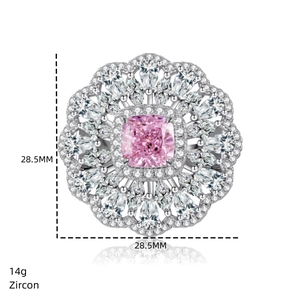 Détail d'une bague fleur en argent S925 avec zircon rose et dimensions de 28,5 mm