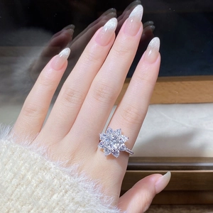Détail de la bague fleur en moissanite avec pétales en forme de poire sur la main