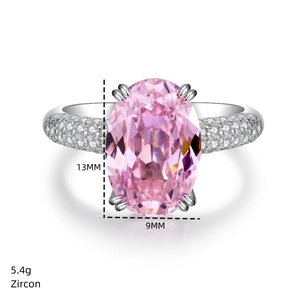Macro dell'anello in argento S925 da 5,4g con zircone rosa ovale 13x9mm in dettaglio