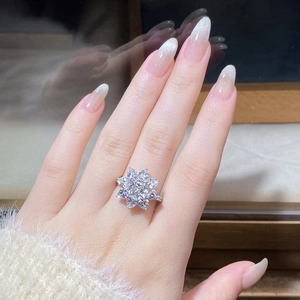 Gros plan d'une bague fleur en moissanite de 2,5 ct avec halo marquise portée