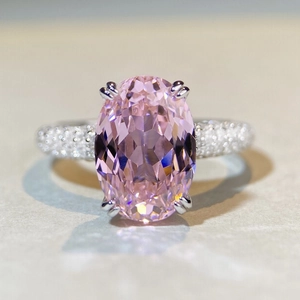 Anello in argento S925 con zircone rosa ovale e fascia con micro-pavé scintillante