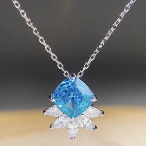 Makroaufnahme eines blauen Edelsteinanhängers mit Markiseschliff-Zirkonia-Details