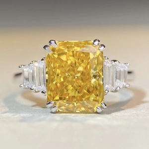 Bague en argent S925 avec pierre jaune taille Radiant et pierres latérales trapèze