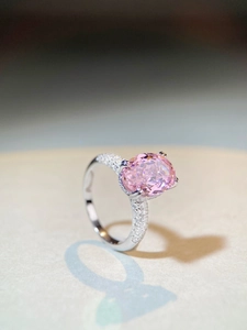 Macro di anello in argento S925 con zircone rosa ovale e pavé di diamanti