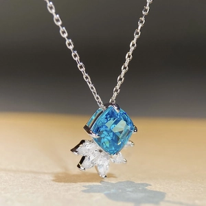 Collier en argent S925 avec pierre bleu clair taille coussin et accents de diamants marquise