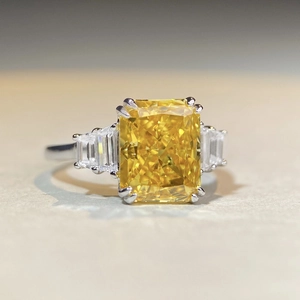 Bague en argent S925 avec diamant jaune taille Radiant et pierres latérales en vue macro