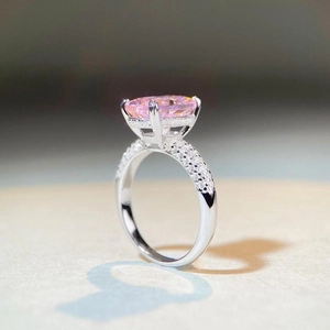 Anello lussuoso in argento 925 con grande zircone rosa ovale e fascia con pavé di diamanti