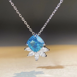 Élégant collier en argent S925 avec pierre bleue taille coussin et détails diamants