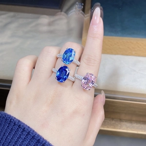 Dettaglio di tre anelli in argento S925 con zirconi ovali colorati e pavé di diamanti